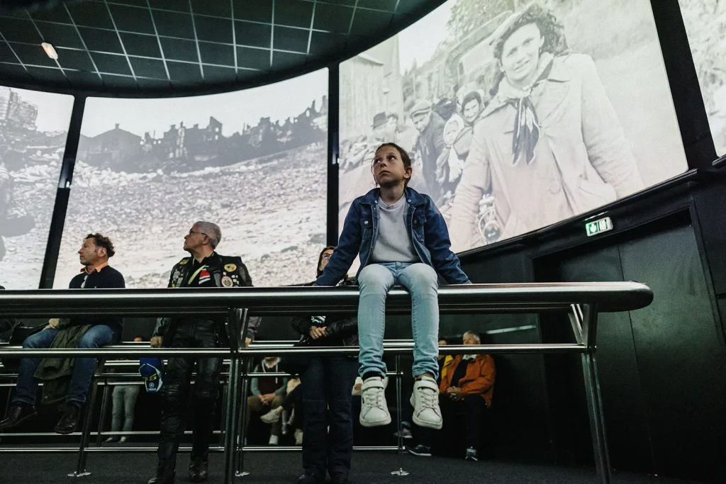 Enfant au cinéma circulaire Arromanches 360