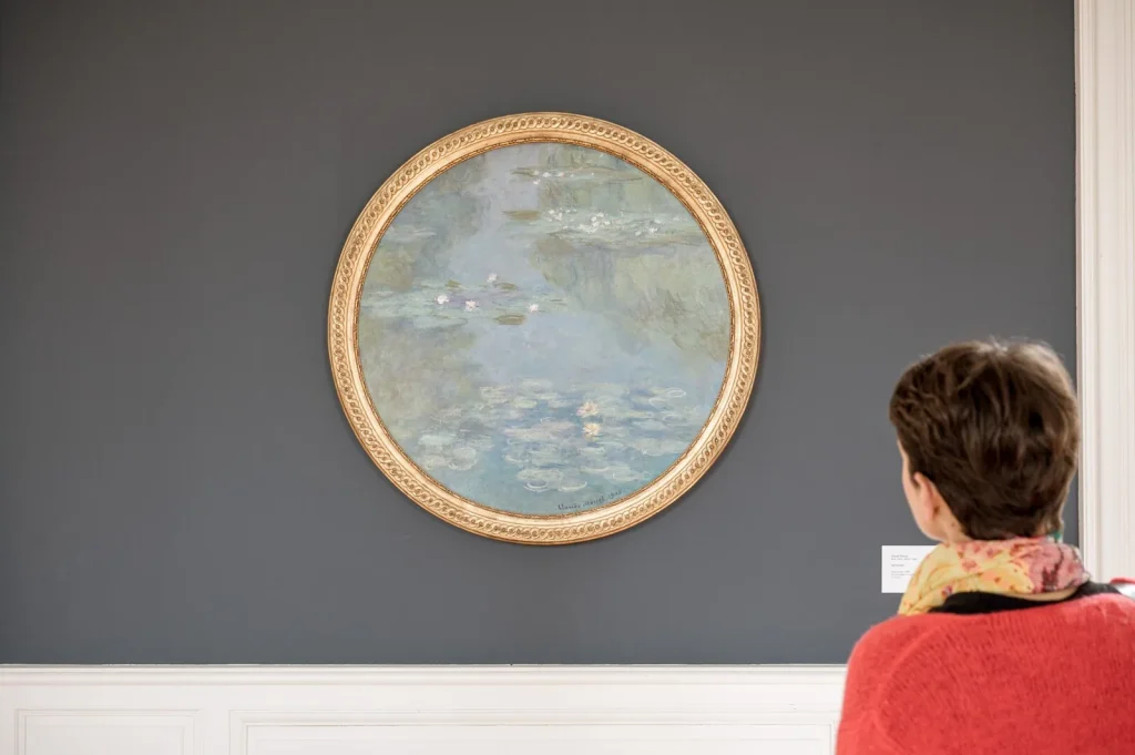 Personne devant Les Nymphéas de Claude Monet au musée Blanche Hoschedé Monet