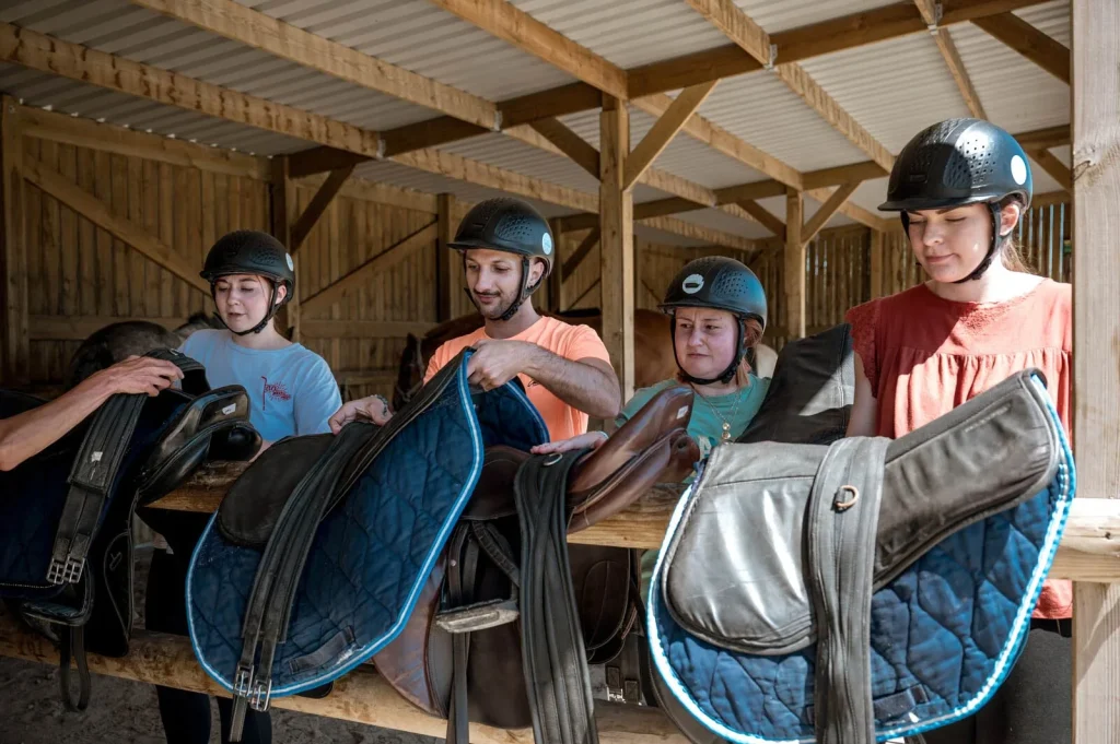 Préparatifs avant la balade à cheval