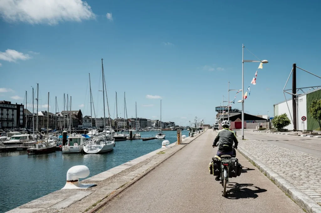 En bicicleta por el puerto de Fécamp