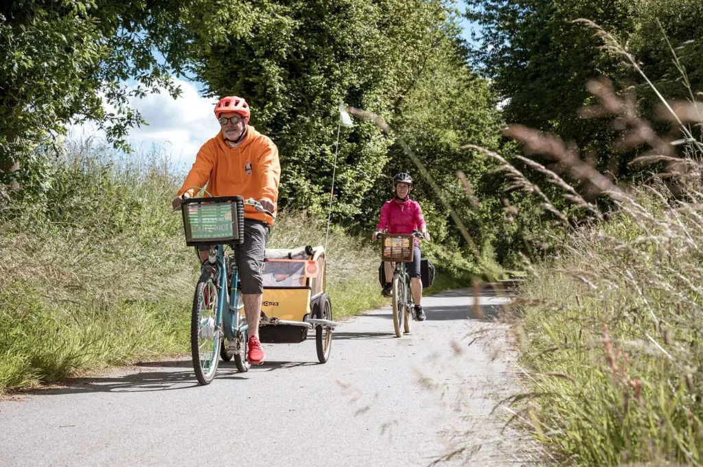 Cycling on the Véloroute du lin in Valmont