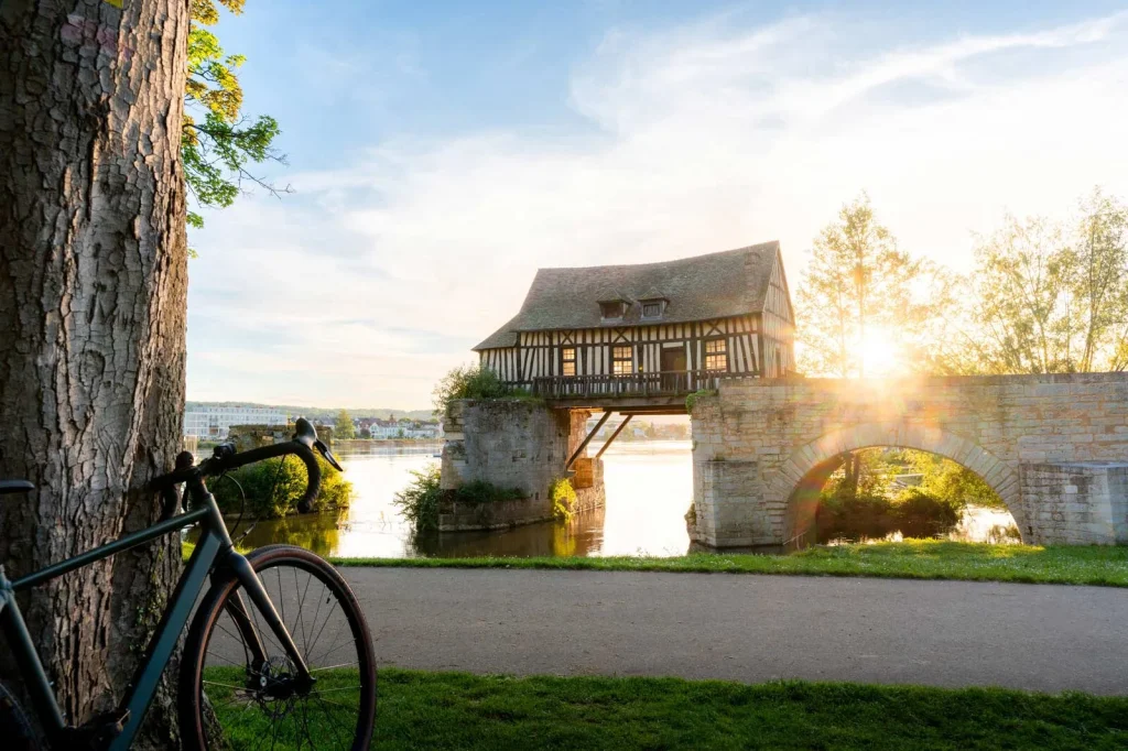Vélo devant le Vieux Moulin de Vernon