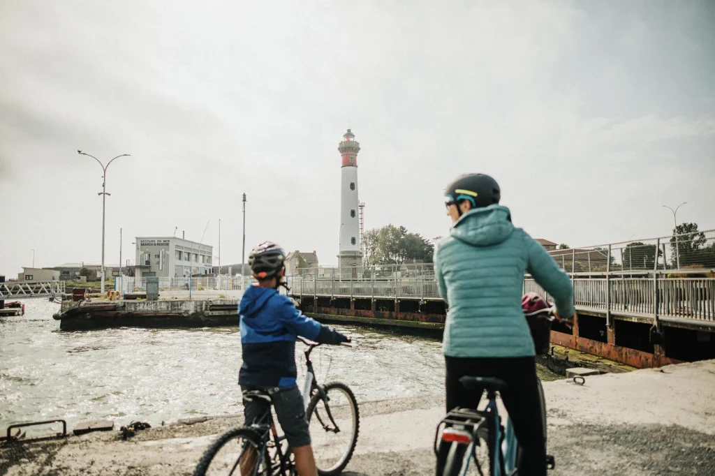 En bicicleta junto al faro de Ouistreham
