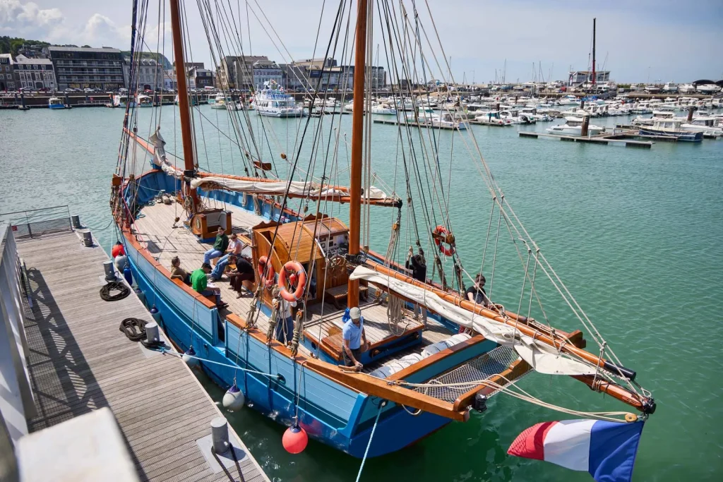 Voilier dans le port de Fécamp