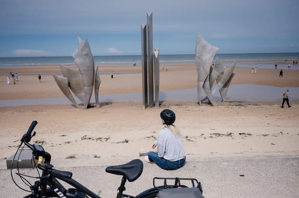 Vélo devant la statue Les Braves à Omaha Beach