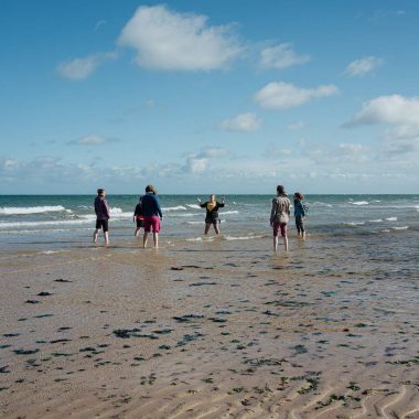 Expérience sophrologie les pieds dans l'eau à Courseulles-sur-Mer