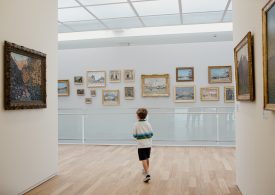 Enfant devant des tableaux impressionnistes au MUMA, au Havre