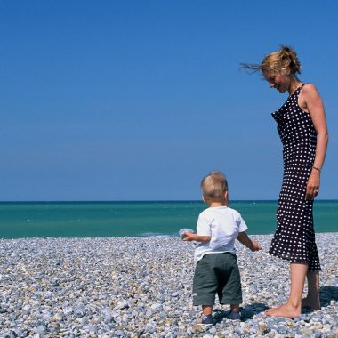 Maman et bébé sur la plage en Normandie