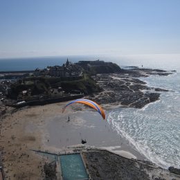 Honorin Hamard survol de Granville en parapente