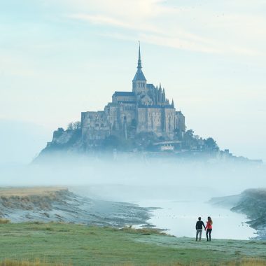 Couple face au Mont-Saint-Michel