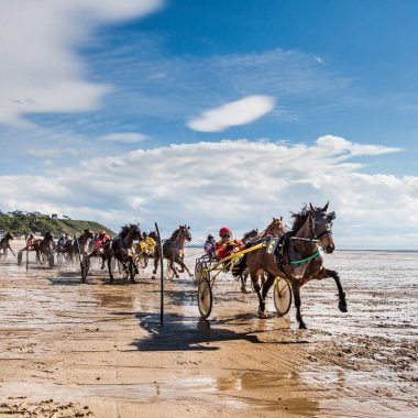 Course de chevaux sur la plage à Jullouville - © Thierry Houyel
