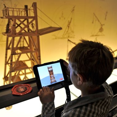Enfant utilisant l'application 3D du château de Falaise