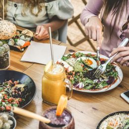 Déjeuner végétarien entre amis