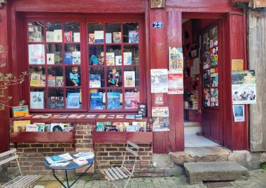 Façade de la librairie Le Rouge et Le Noir à Bernay
