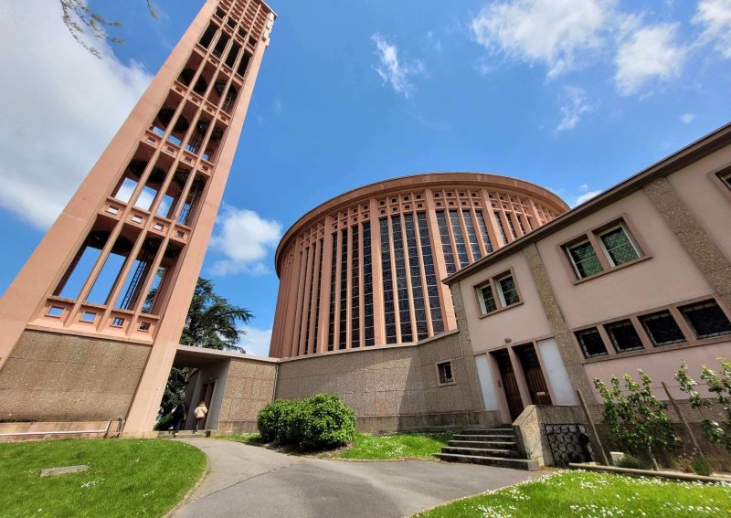 Vue sur la forme circulaire de l'église Saint-Pierre d'Yvetot et son beffroi
