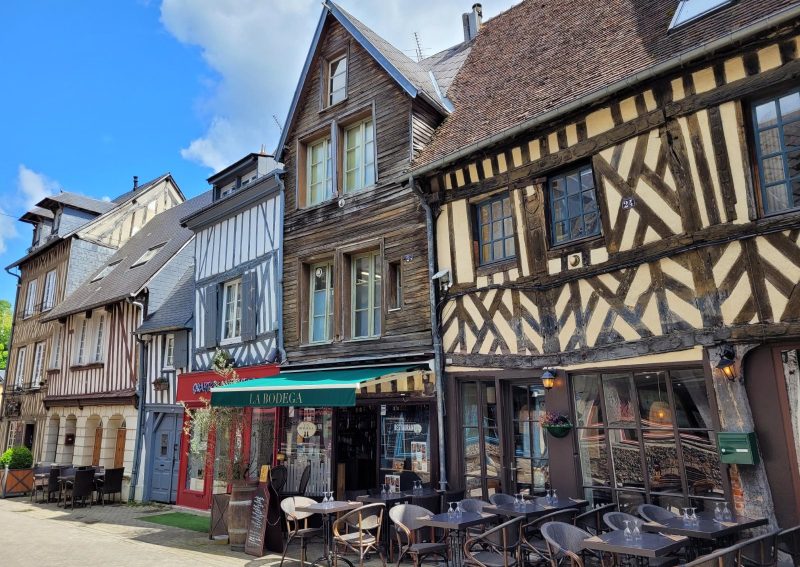 Maisons à pans de bois dans la rue Gaston Fallope à Bernay