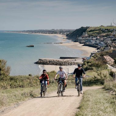 Sur les hauteurs d'Arromanches, à vélo