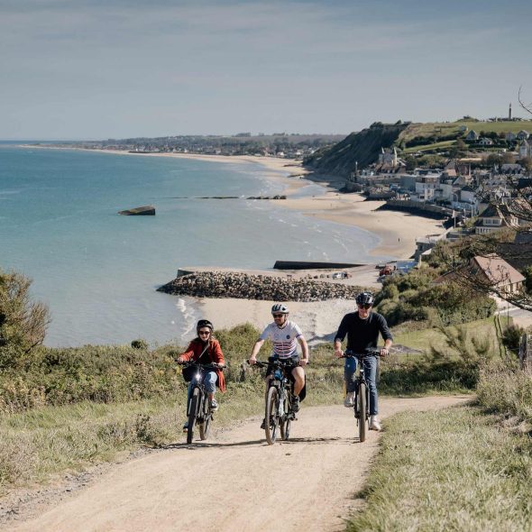 Sur les hauteurs d'Arromanches, à vélo