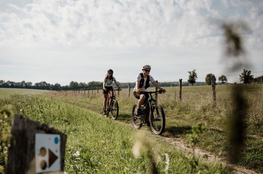 deux cyclistes dans les champs
