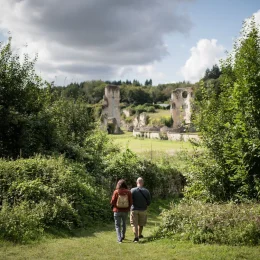 Deux personnes devant les ruines de l'Abbaye de Mortemer