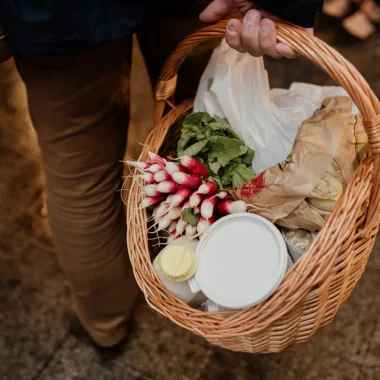 Panier rempli de produits locaux