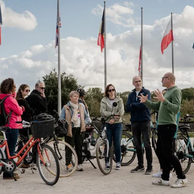 Le groupe en train d'écouter Stéphane Simmonet, historien