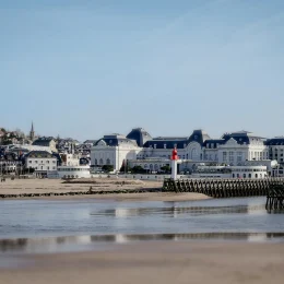 Plage de Trouville en hiver, hôtel Les Cures marines