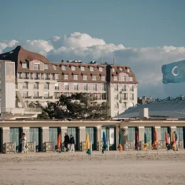 Planches de Deauville, avec en fond l'un des hôtels Barrière que compte la ville