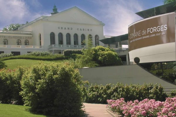 La façade extérieure du Domaine de Forges-les-Eaux