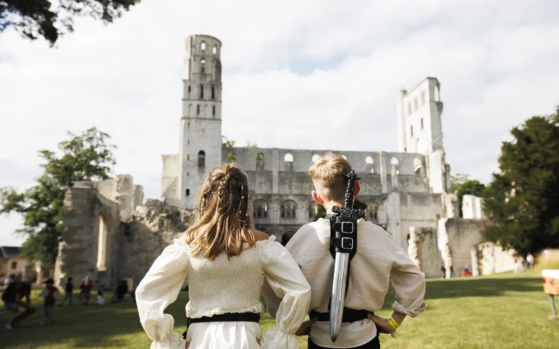 Enfants costumés lors d'une fête viking à l'abbaye de Jumièges