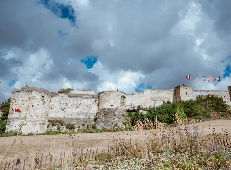 Ouvrir dans la galerie: Château de Caen, l'une des plus grandes enceintes médiévales d'Europe Château de Caen, l'une des plus grandes enceintes médiévales d'Europe