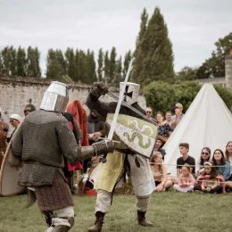 Combats de chevaliers lors d'une fête médiévale à Falaise