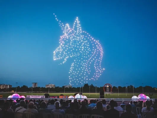 Spectacle de drones dans le ciel de Deauville