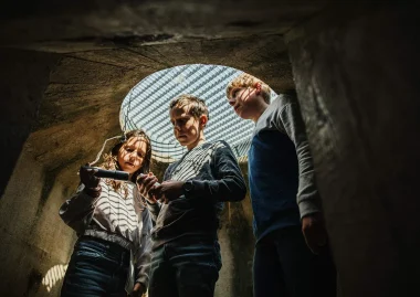Enfants visitant un bunker à Courseulles-sur-Mer