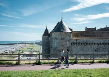 Vue sur le château de Dieppe et la plage