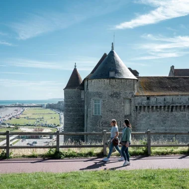 Vue sur le château de Dieppe et la plage