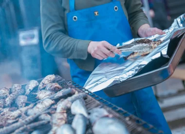 Ouvrir dans la galerie:  Foire au hareng et à la coquille de Dieppe, gros plan sur un cuisinier