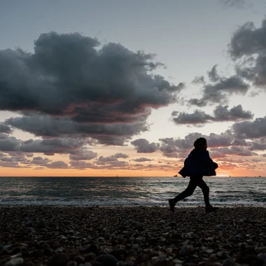 Enfant courant sur la plage du Havre