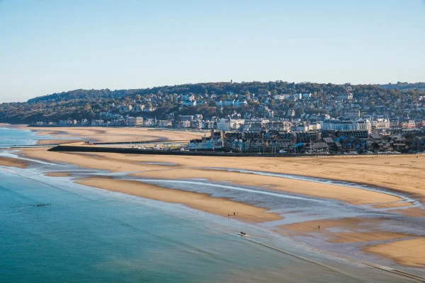Vue aérienne sur les plages de Deauville et Trouville-sur-Mer