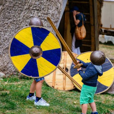 enfants jouant aux Vikings