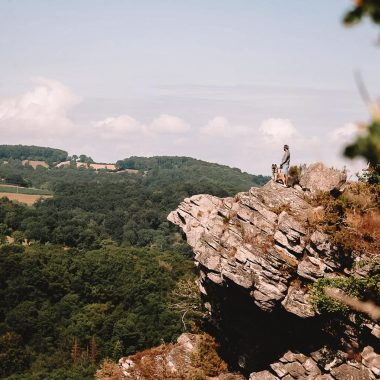 Homme avec un chien à la Roche d'Oëtre