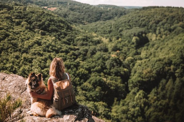Femme avec un chien à la Roche d'Oëtre