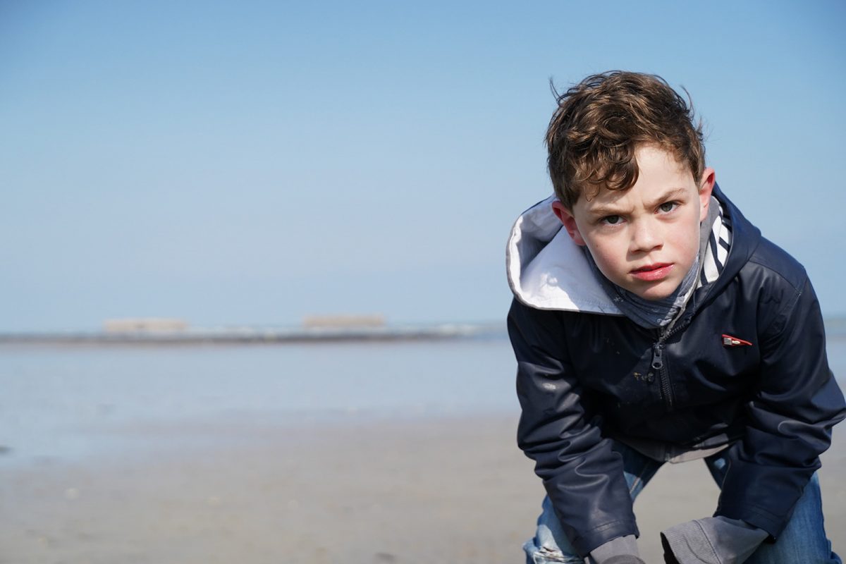 Enfant à Arromanches sur les plages du Débarquement - D-Day