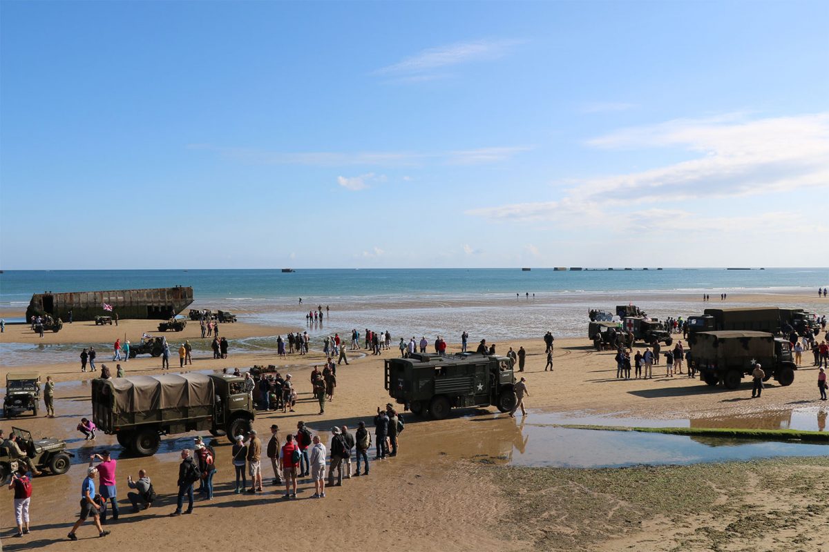 Véhicules militaires sur la plage d'Arromanches - D-Day