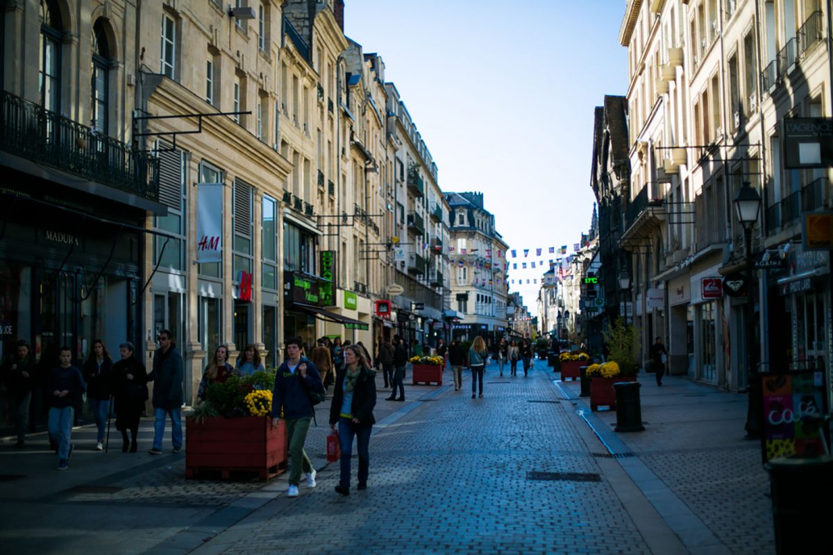 Rue Saint-Pierre dans le centre-ville de Caen