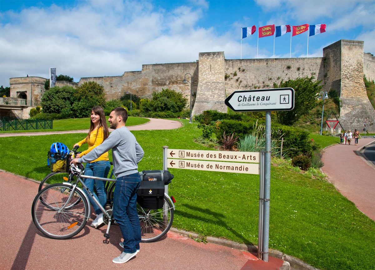 Caen à vélo, devant le château ducal