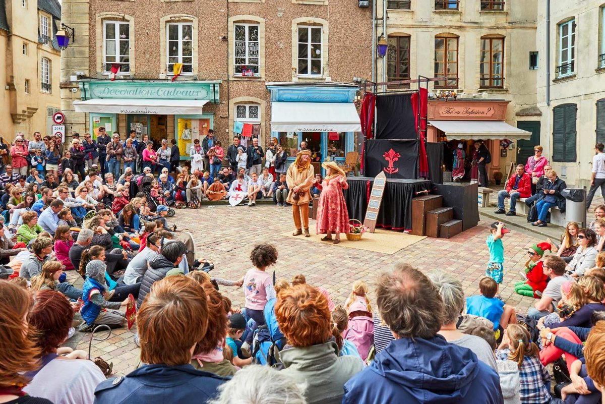 Spectacle de rue lors des fêtes médiévales de Bayeux