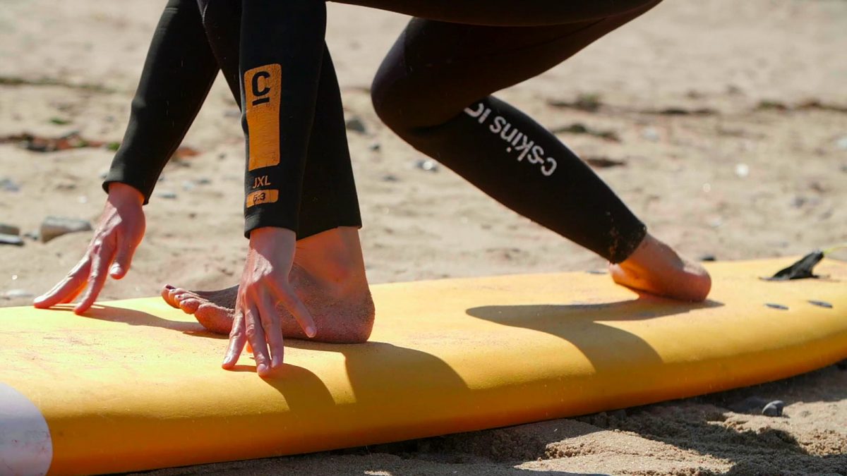 expérience Surf à Siouville détail pieds sur la planche