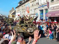 Grand-défilé-véhicules-militaires-à-Isigny-sur-Mer-IsignyOmahaTourisme