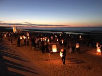 Lacher-de-lanternes-pique-nique-géant-Omaha-Beach-IsignyOmahaTourisme
